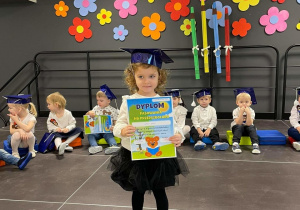 Dziewczynka pokazuje dyplom